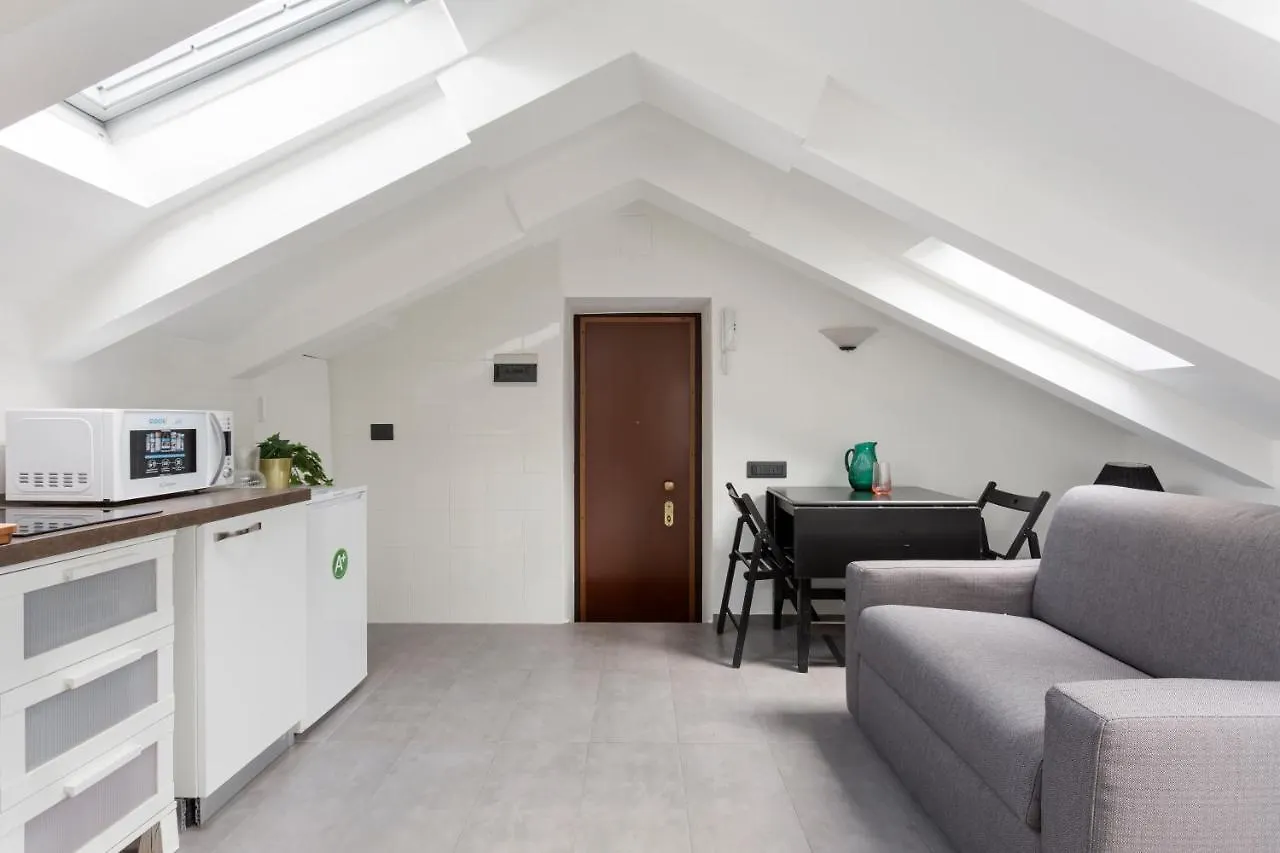 1 Bedroom & 1 Living Room Apt - Duomo 7 ミラノ 0*,  イタリア