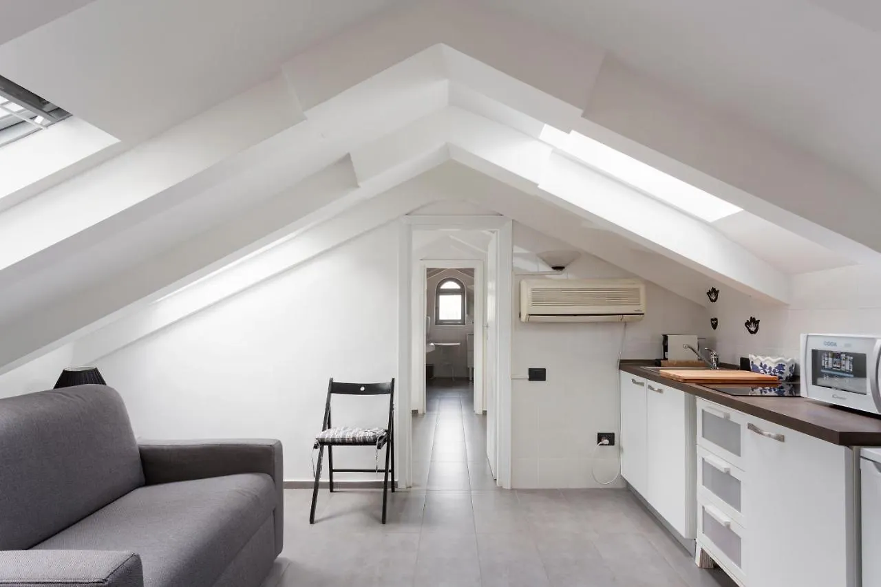 1 Bedroom & 1 Living Room Apt - Duomo 7 ミラノ アパート
