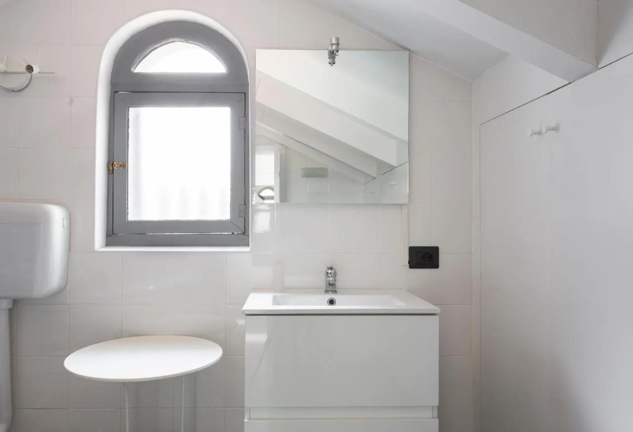 アパート 1 Bedroom & 1 Living Room Apt - Duomo 7 ミラノ